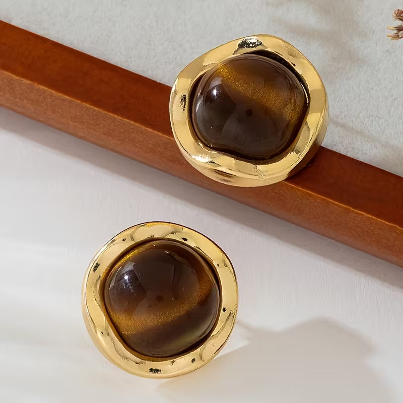 Goldene Ohrstecker mit braunem Stein