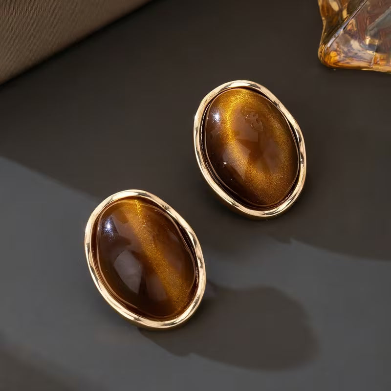 Goldene Ohrstecker mit braunem Stein