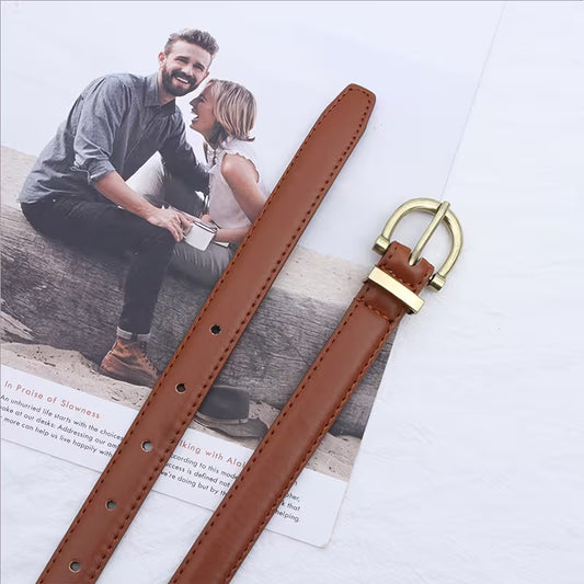 Schmaler Ledergürtel mit goldener Schnalle – Braun